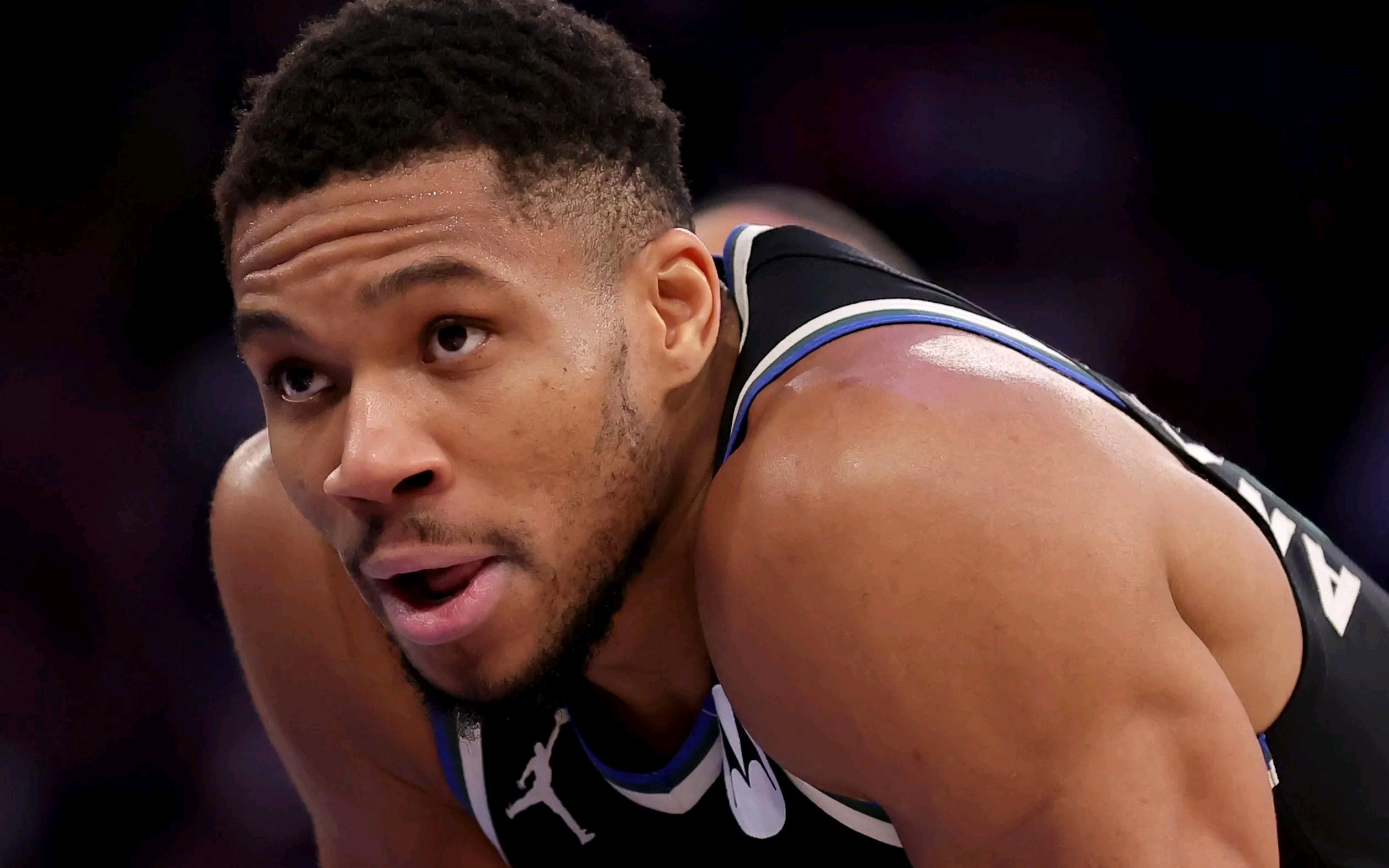 密尔沃基雄鹿今晚回应争议；志在社区盾名次提升；目标明确；更衣室氛围转暖(2324赛季密尔沃基雄鹿)