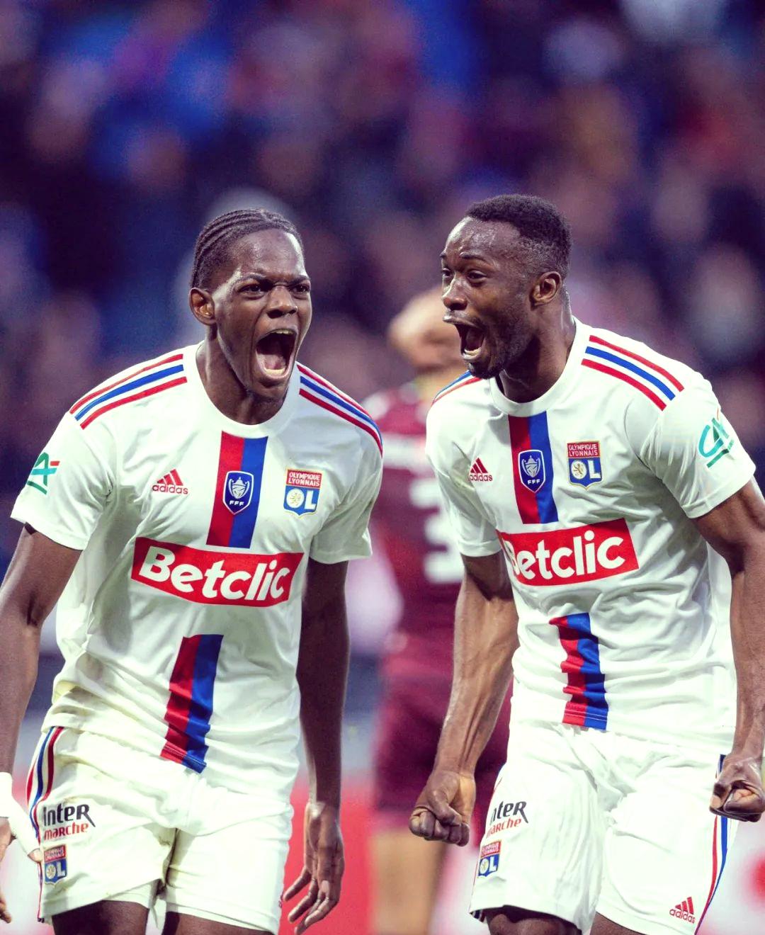  埃因霍温发布备战花絮；集结日远射贴柱；法国杯任务艰巨；更衣室氛围转暖