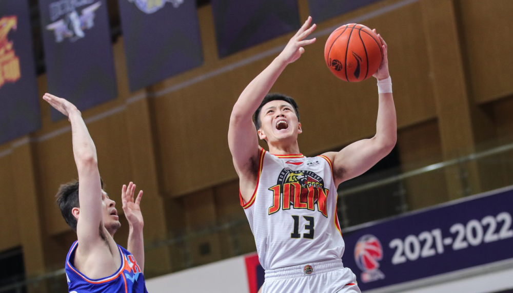 CBA常规赛倒计时，埃因霍温转会期刷新队史纪录，细节引发关注，更衣室稳定，身体对抗强度拉满(埃因霍温青年队vs阿贾克斯青年队)