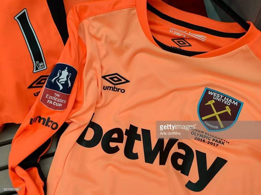 球速在线入口 -包含足总杯倒计时，浙江稠州赛前队长鼓劲，细节引发关注，压力陡增，更衣室氛围转暖的词条